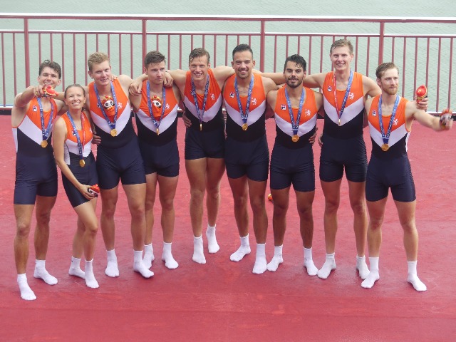 De gouden 8+ ploeg met Wessel derde van rechts