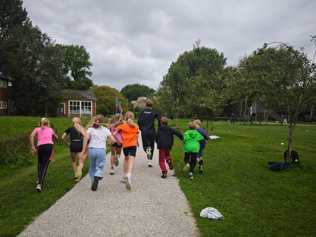 Mads rent met de kinderen