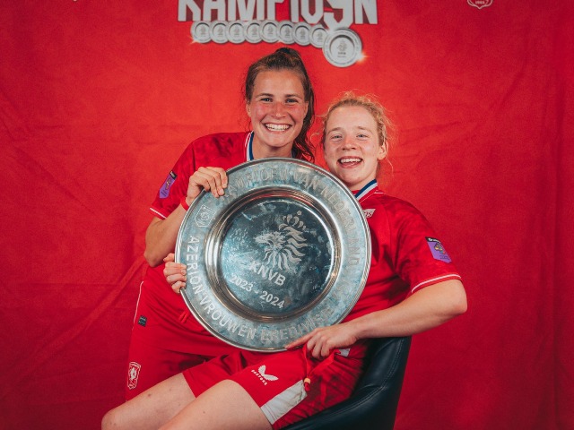 Marit (links) met de kampioensschaal