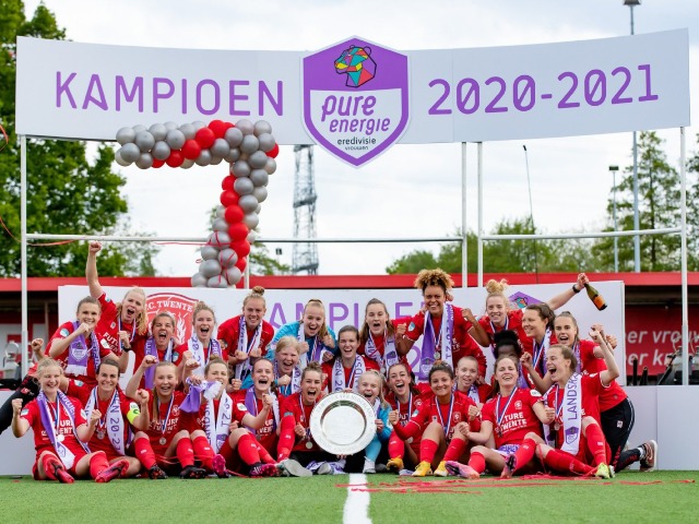 FC Twente met de kampioensschaal