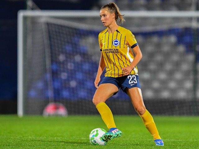 Marit in actie voor Brighton and Hove Albion