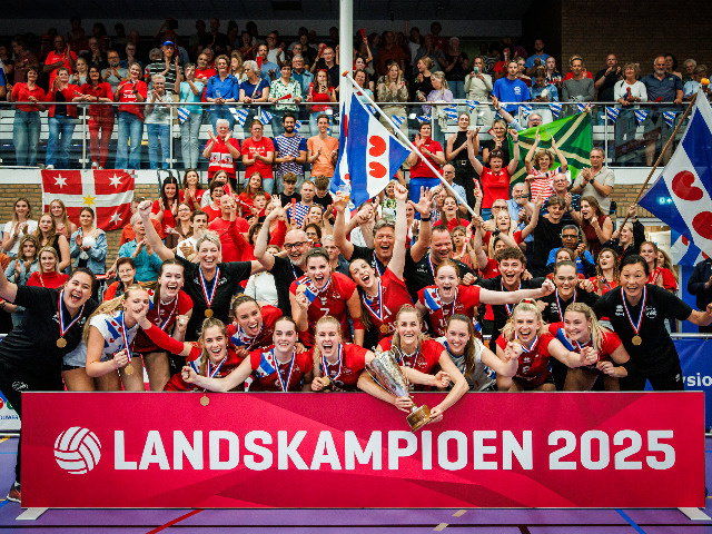 Annika en Iris kampioen met Friso Sneek (Foto: Pim Waslander)