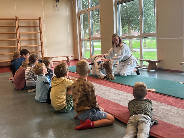 Vera en Berber doen oefening voor aan de kinderen