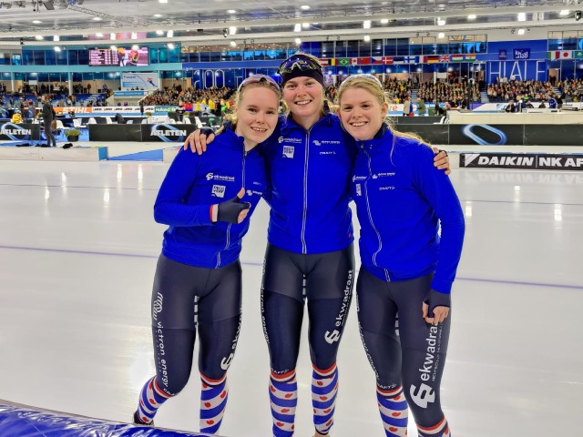 Sanneke (rechts) met teamgenoten in Thialf