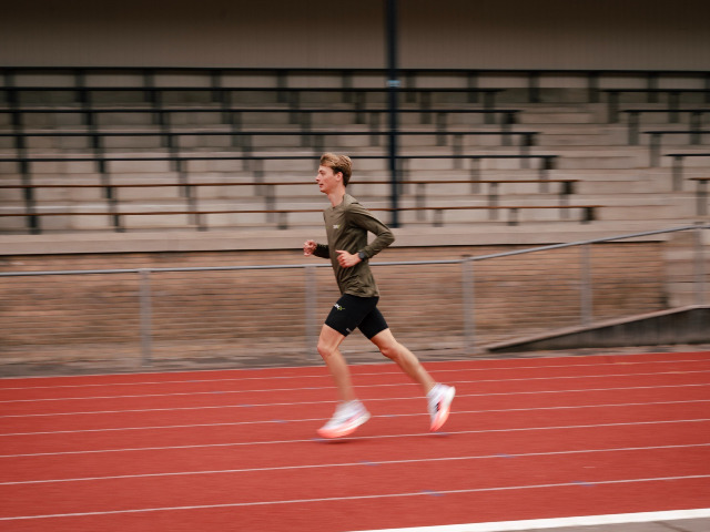 Mads traint op de baan van Stadspark