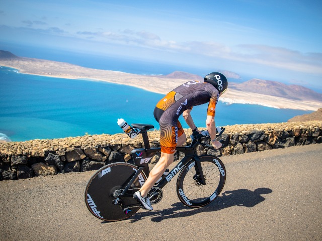 Triatleet Joost Somsen op de fiets                              (Foto: André Kwakernaat)