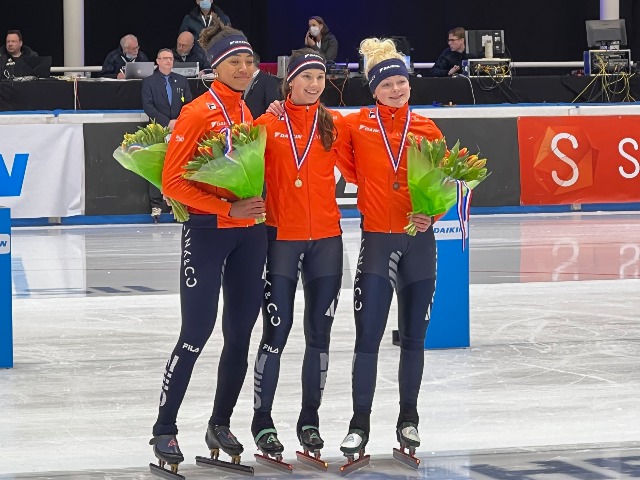 Xandra Velzeboer (rechts) na de NK Shorttrack