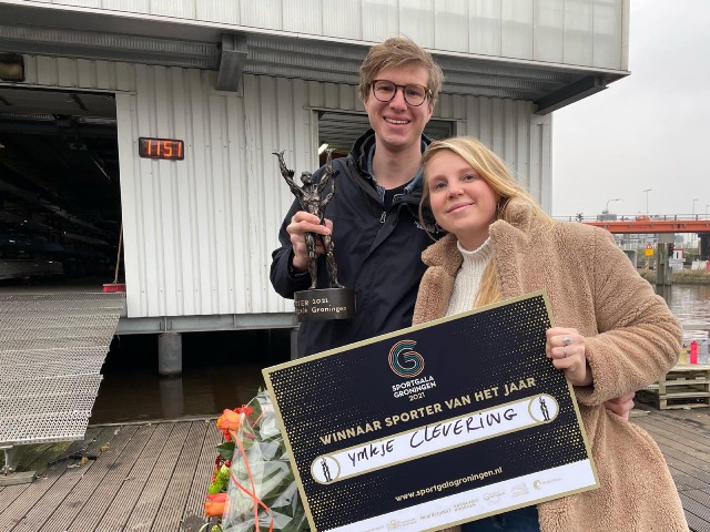 De broer en zus van Ymkje met de prijs