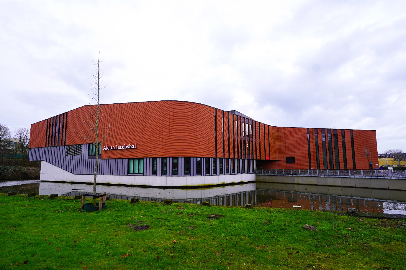 Geheel gebouw vanaf de weg