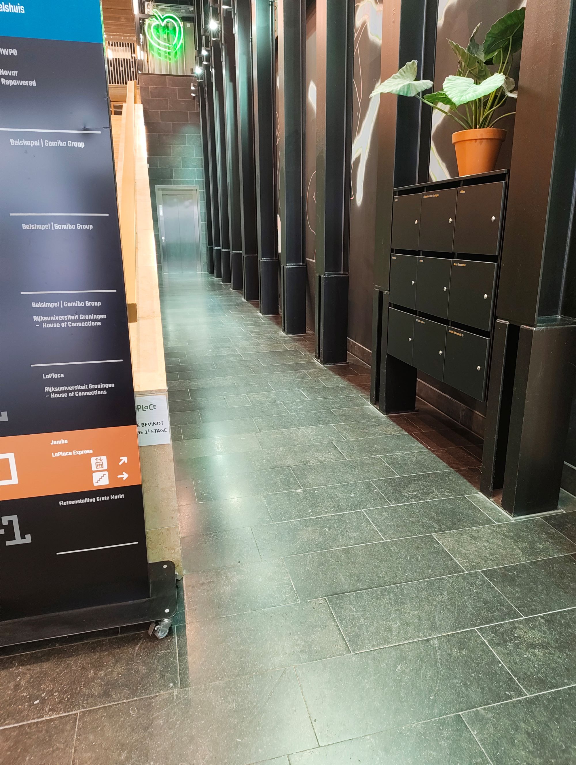 Gang naar de lift