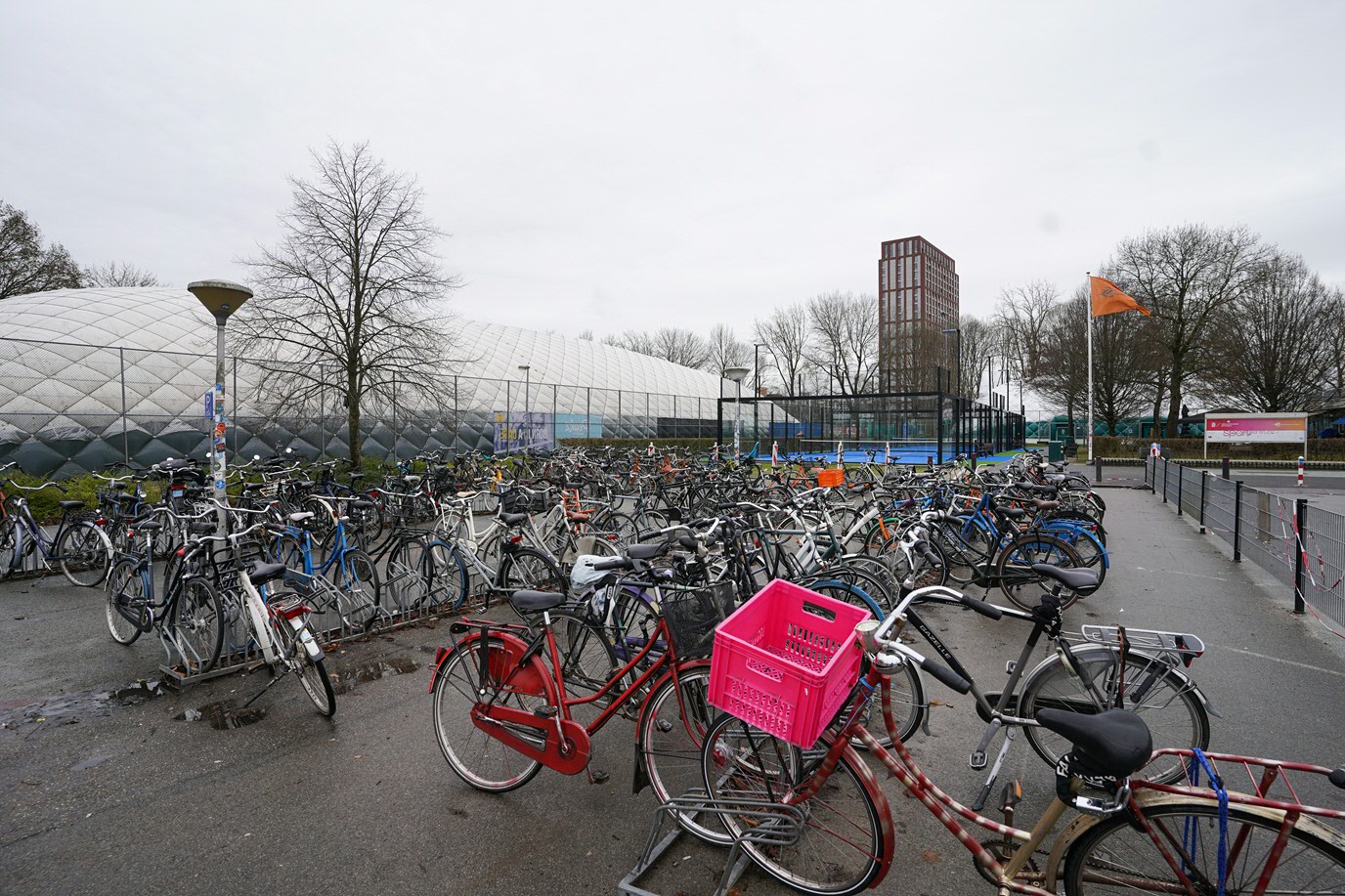 Fietsparkeerplaats op locatie, voor de ingang