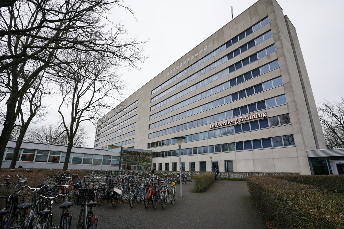 Aanzicht achterkant van het gebouw, met fietsparkeerplekken voor de deur