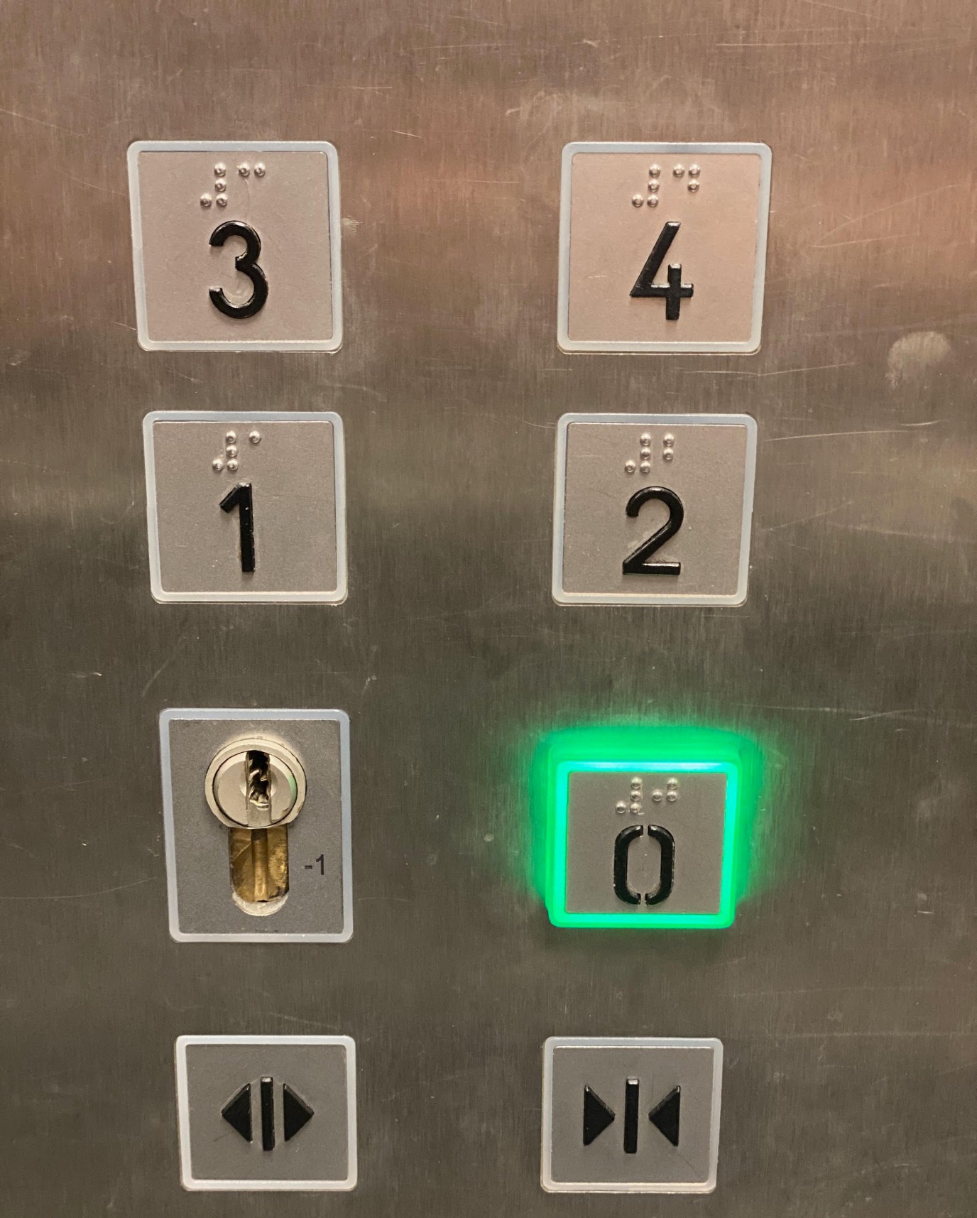 Naast de bedieningsknoppen in de liften wordt de etage in braille aangeduid.