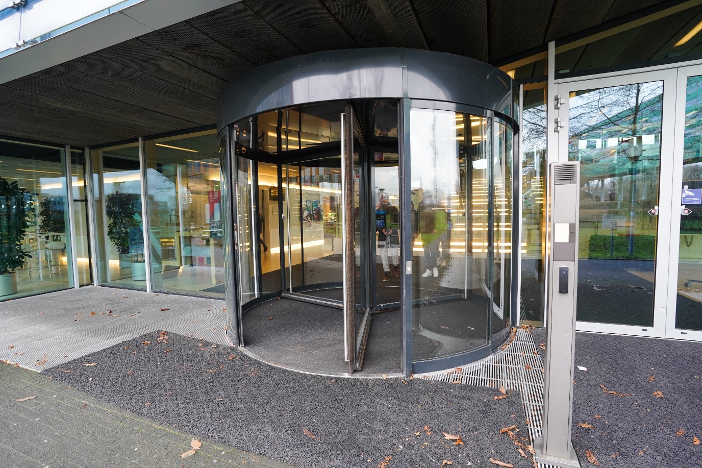 Manual revolving doors at the main entrance