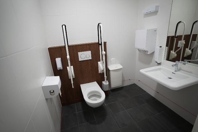 rolstoelvriendelijk toilet op locatie