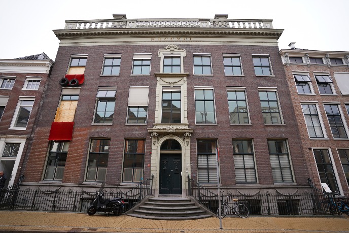 gehele gebouw van de buitenkant