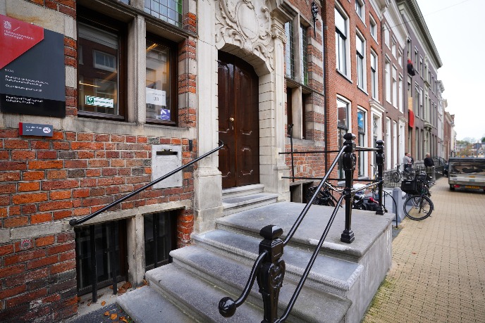 hoofdingang, alleen met trap bereikbaar