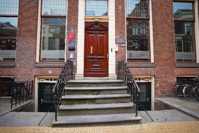 Hoofdingang van het gebouw aan de Oude Boteringestraat met traptredes