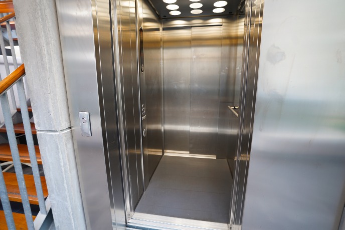 Lift in het gebouw