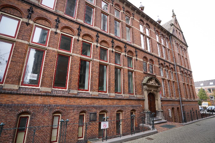 Gehele gebouw van de buitenkant