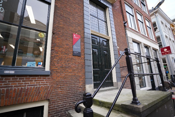 Hoofdingang met traptreden