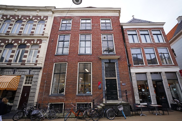 Gehele gebouw van de buitenkant