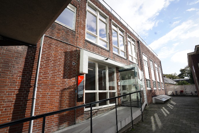 Ingang op binnenplein van het gebouw, gescihkt voor rolstoelgebruikers