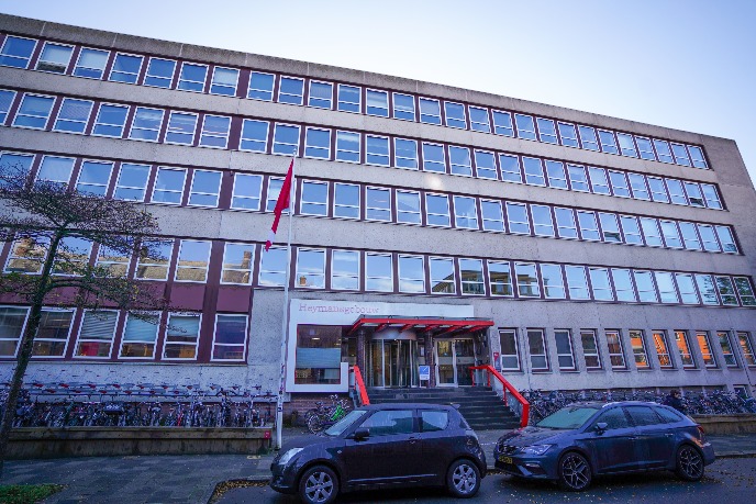 Gehele gebouw van de buitenkant