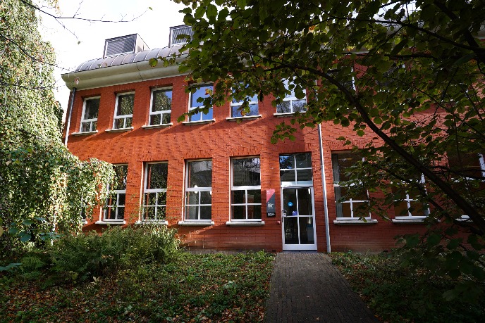 Aanzicht gebouw vanaf de binnenplaats