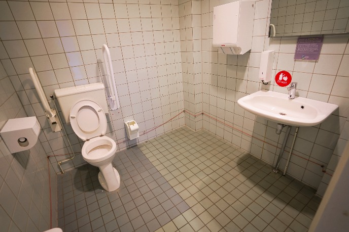 Rolstoelvriendelijk toilet op locatie