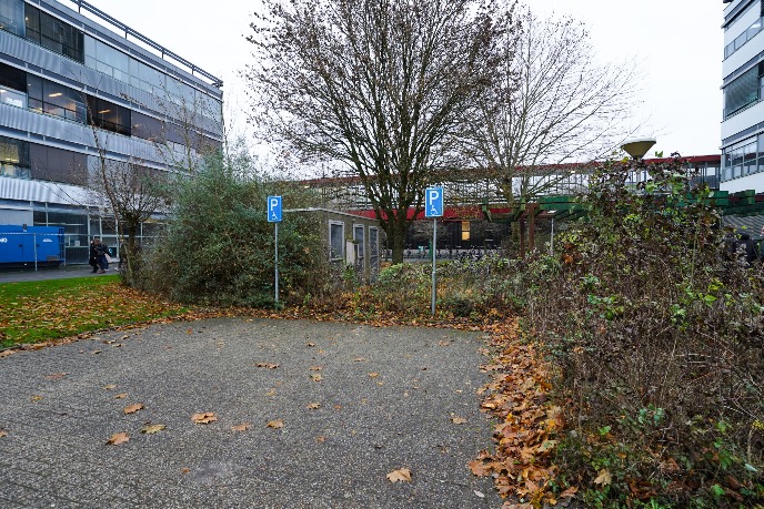 Twee parkeerplaatsen voor personen met een functiebeperking op locatie, achterkant van het gebouw