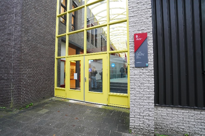 Ingang achterkant van het gebouw