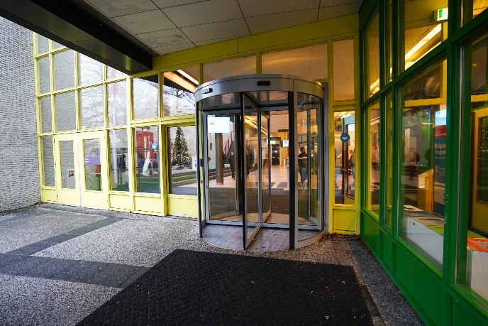 Hoofdingang van het gebouw