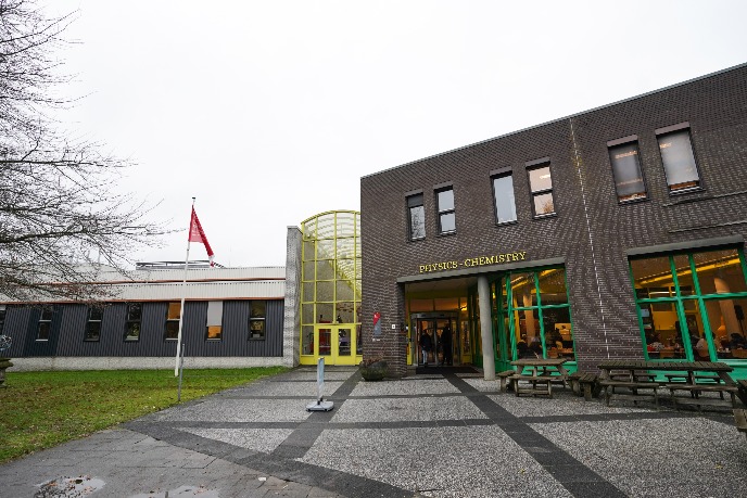 Gehele gebouw van de buitenkant