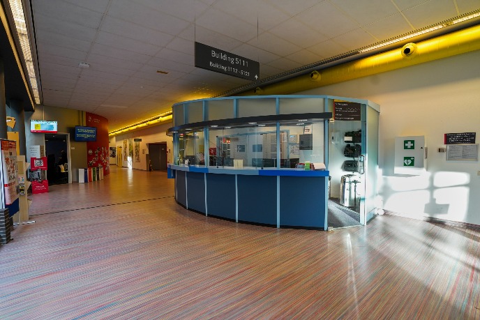 Receptie op locatie, in de hal direct na de hoofdingang