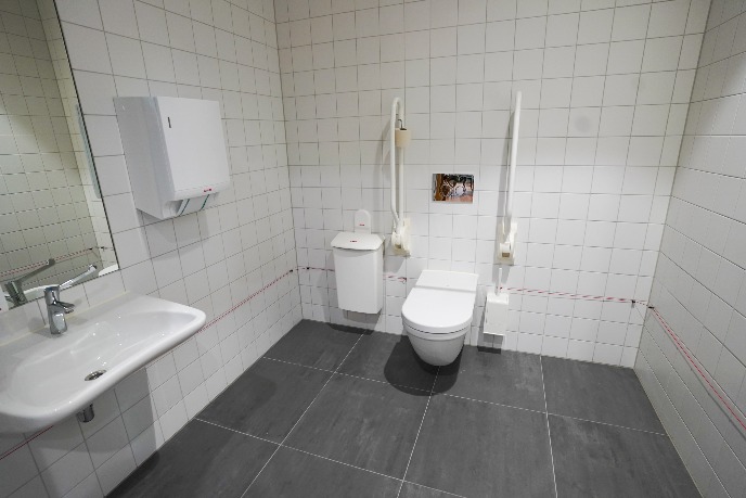 Twee rolstoelvriendelijke toiletten op locatie