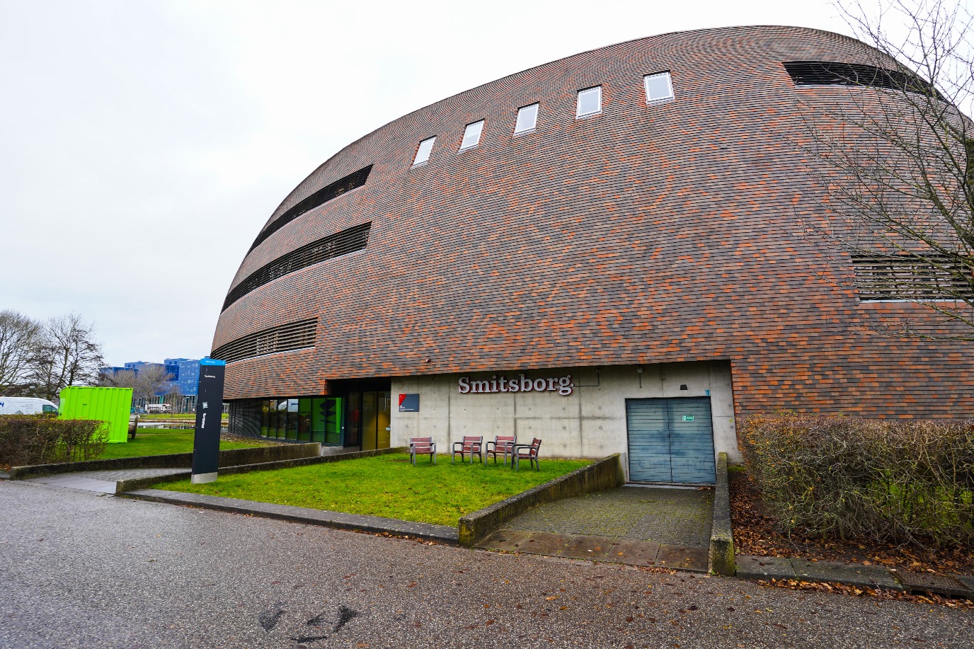 Gehele gebouw van de buitenkant