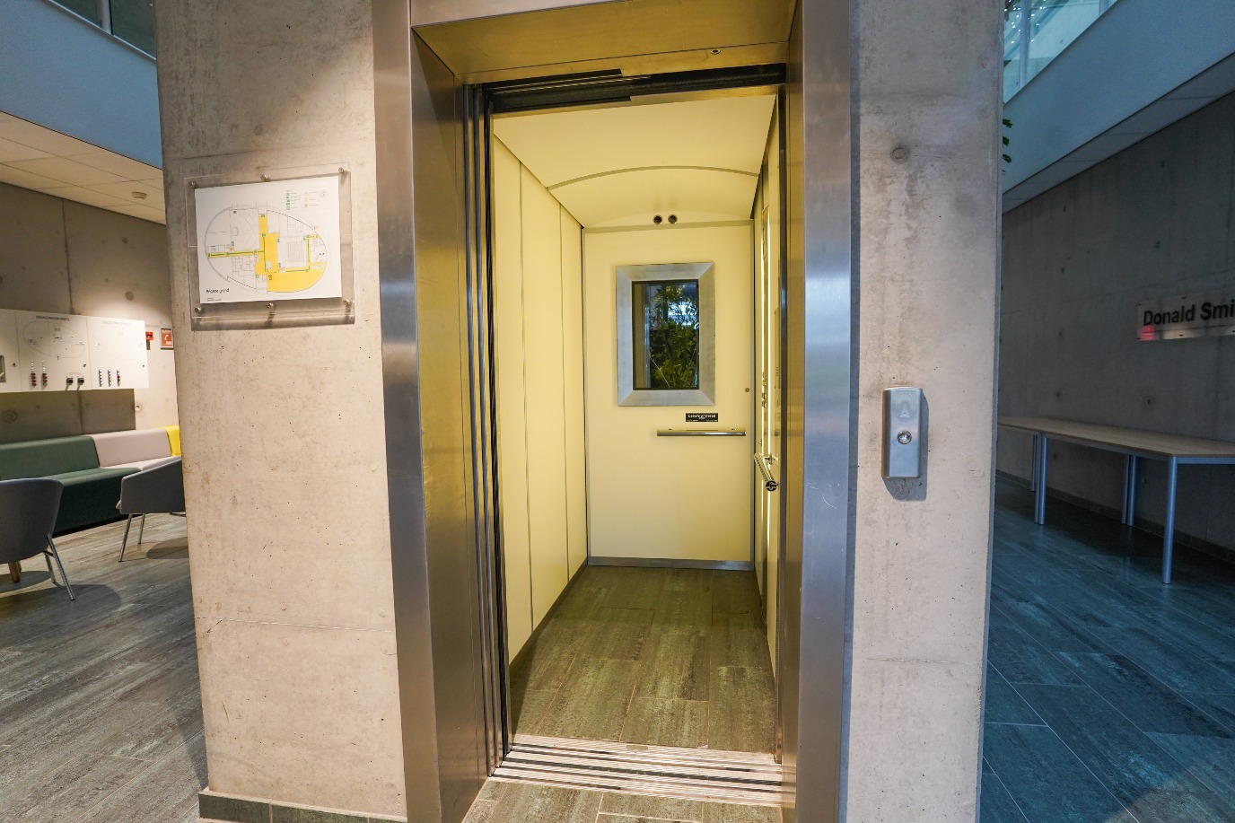 Lift op locatie in de aankomsthal