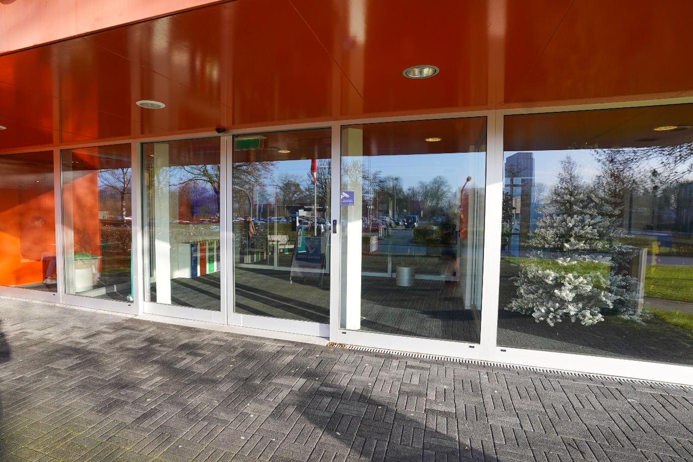 Main entrance, autmatic sliding doors