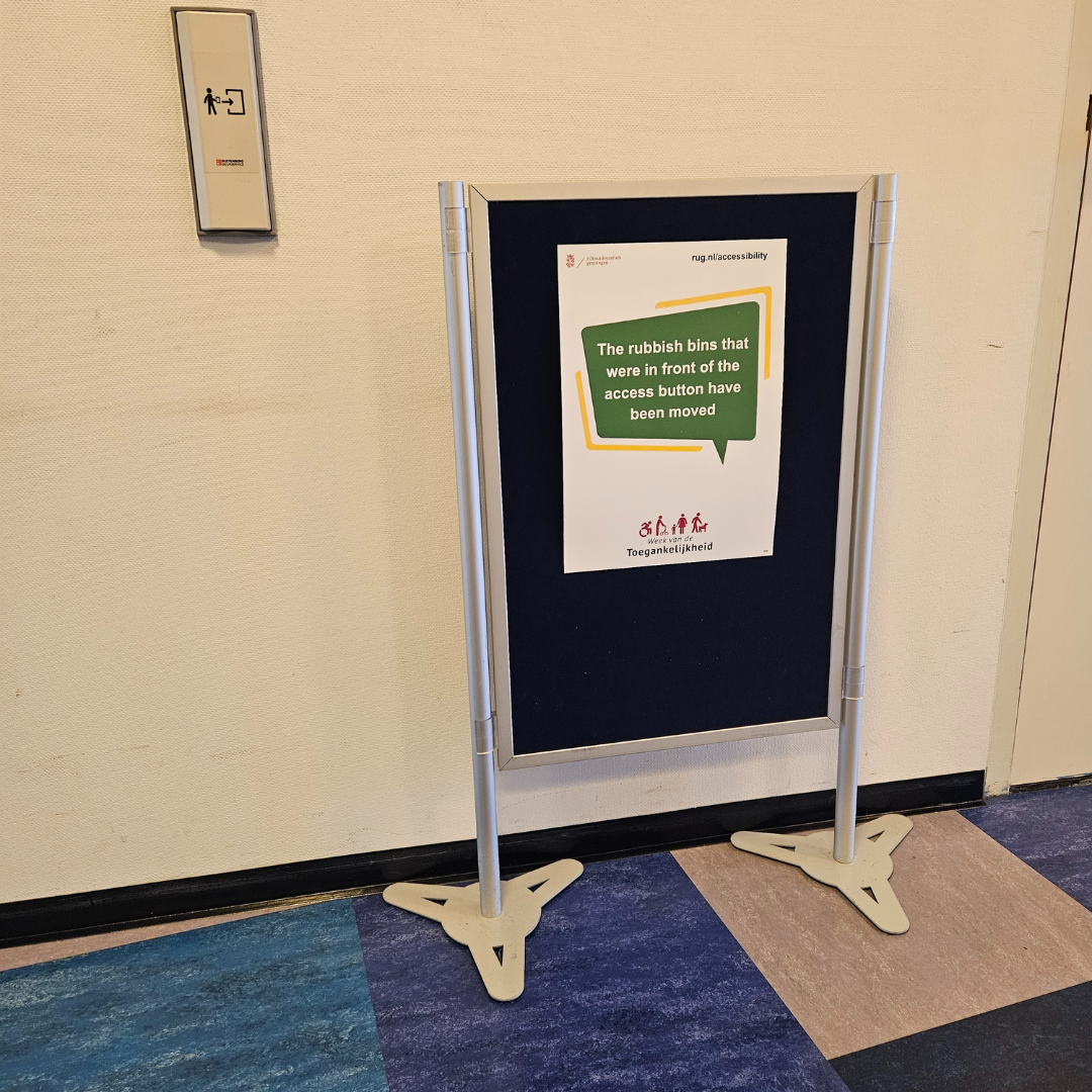 Afvalbakken voor de toegangsknop zijn verplaatst