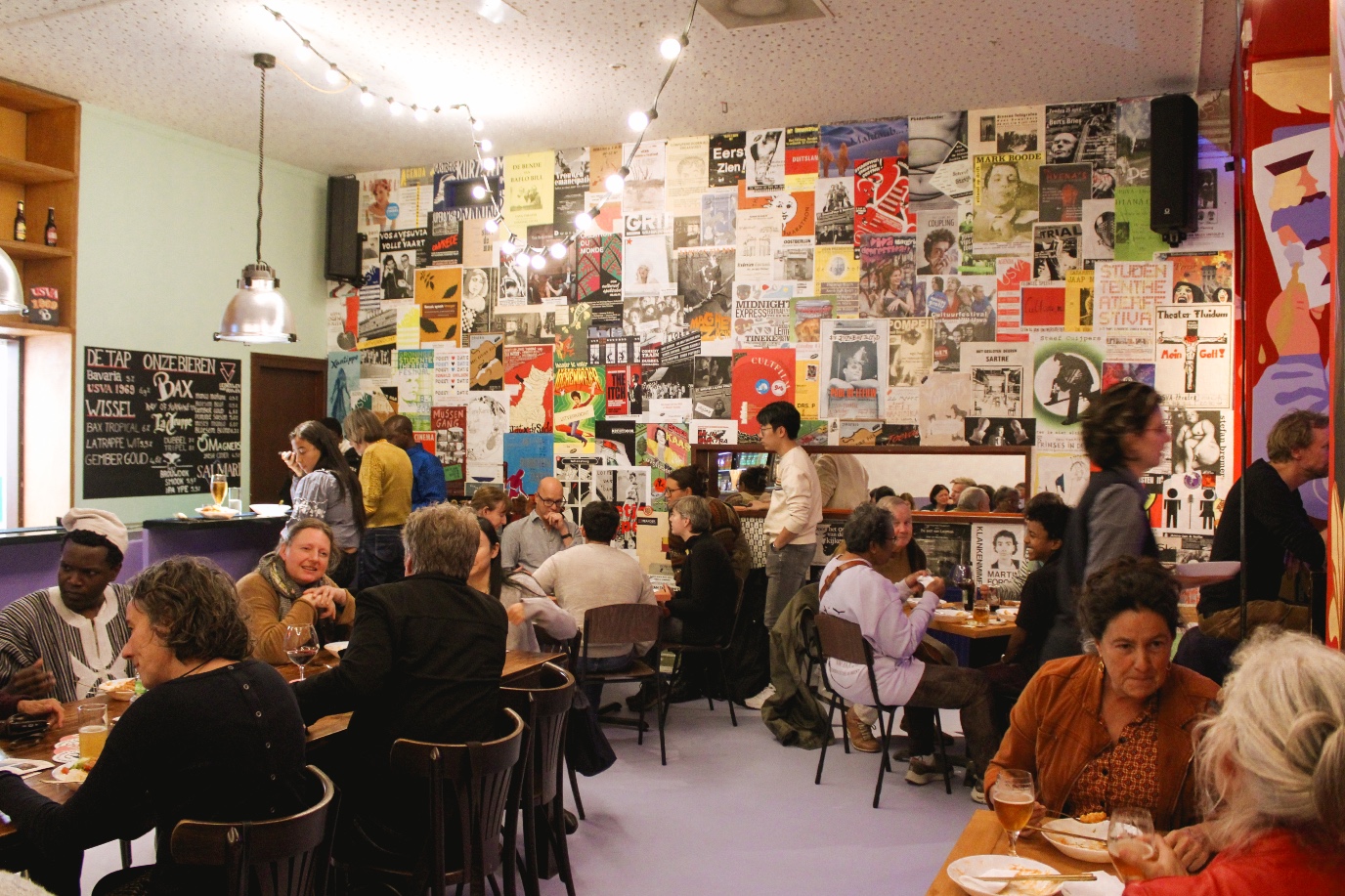 Visitors enjoying dinner prepared by Fankaasoo