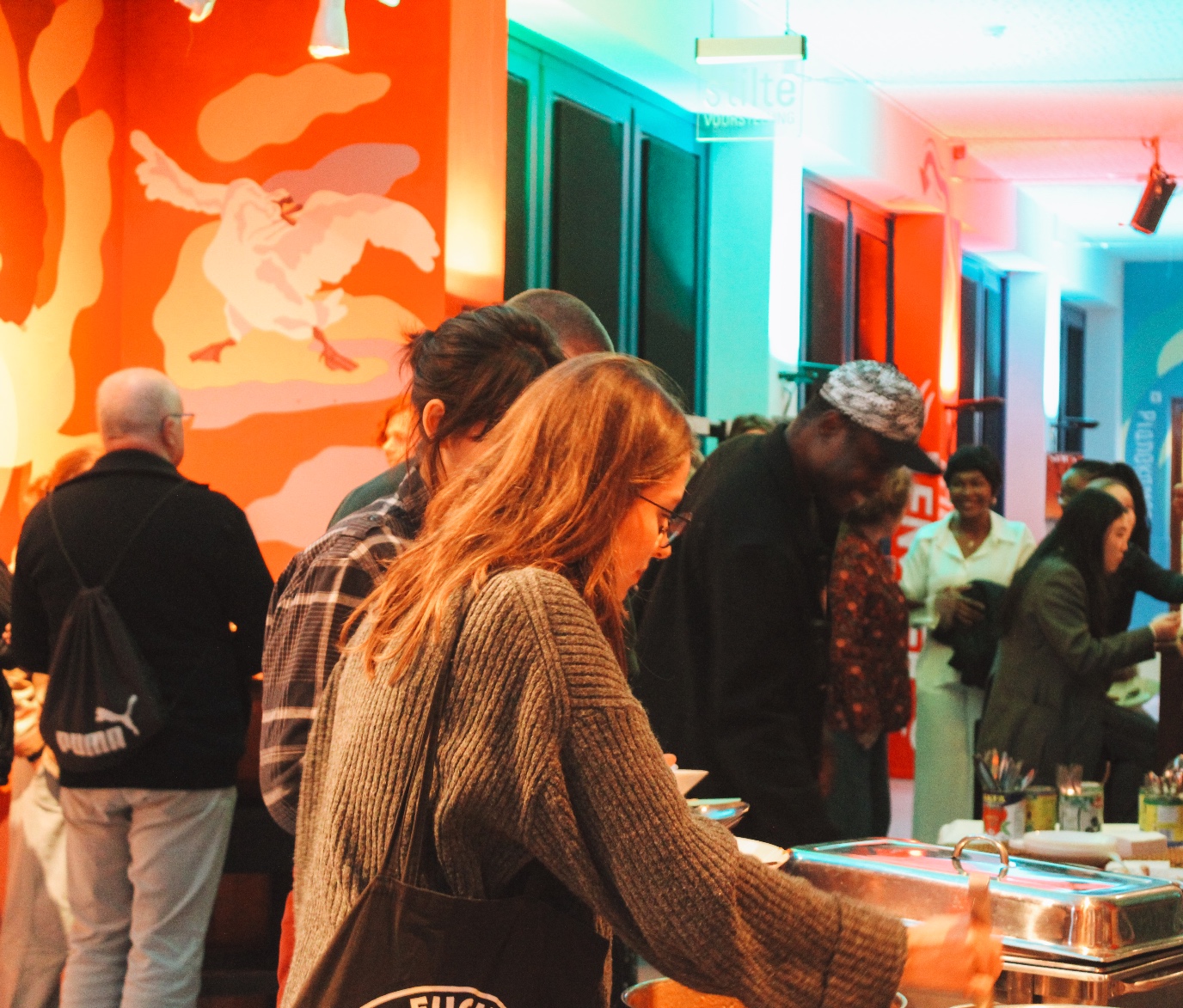 Visitors enjoying dinner prepared by Fankaasoo