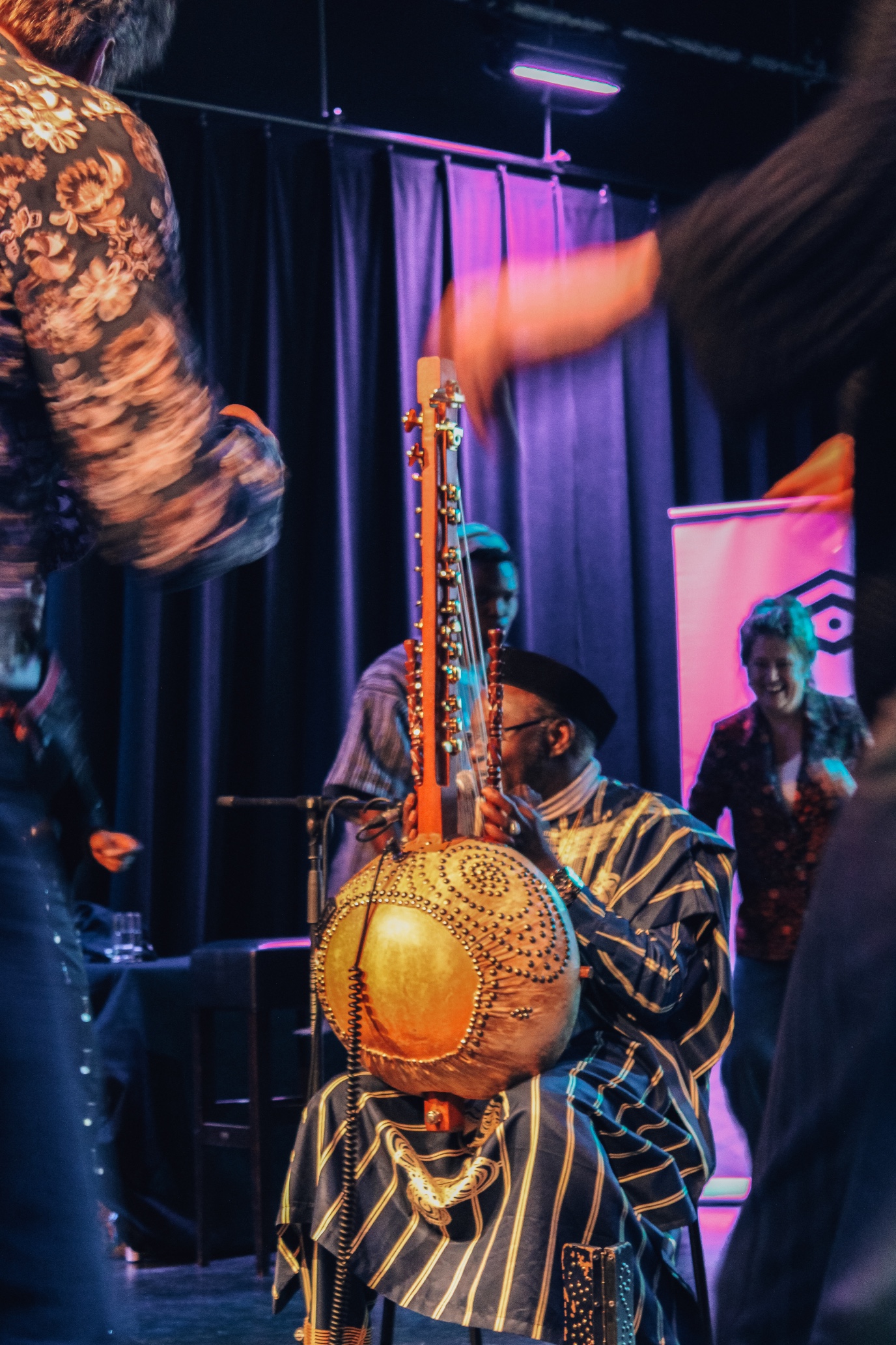 Jalli Lamin Kuyateh playing the kora