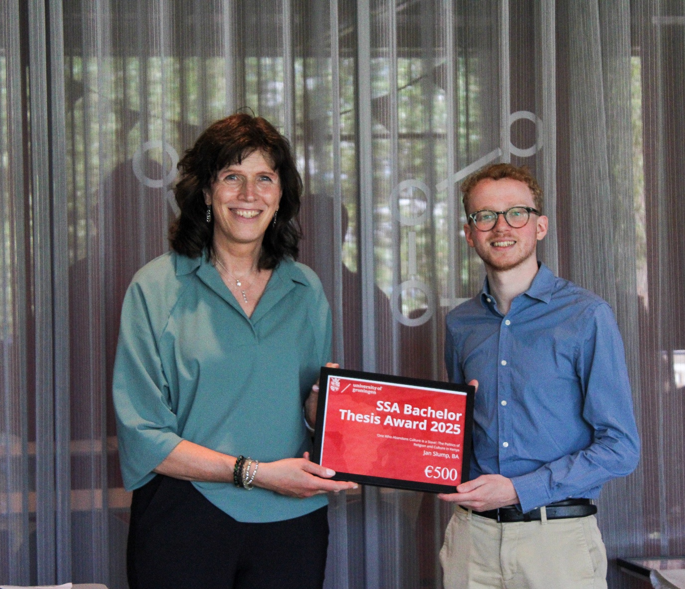 Jan Slump received the award from Prof. Jacquelien Scherpen