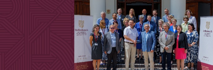 The delegation of the University of Groningen visiting Stellenbosch University. Prof. Jouke de Vries, President of the University of Groningen shaking hands with Prof. Wim de Villiers, Rector & Vice-Chancellor of Stellenbosch University.