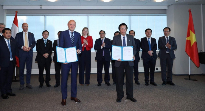 signing ceremony: Prof. Tran Ngoc Hai & Mervin Bakker