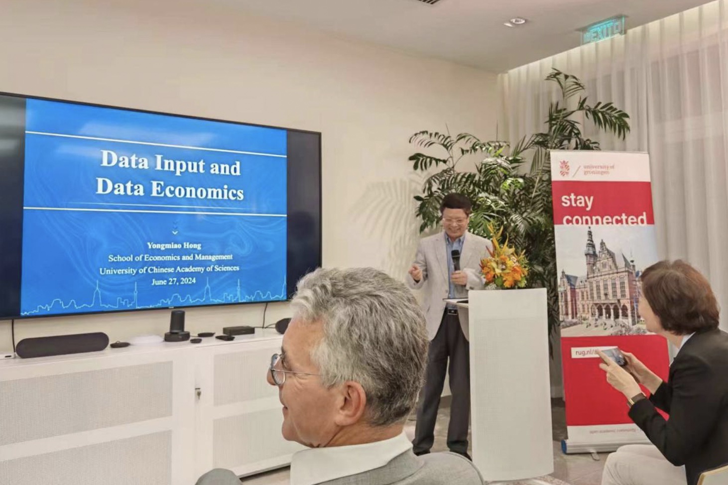 Professor Yongmiao Hong gave a talk