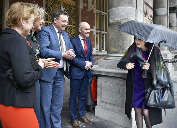 Ontvangst Arib bij het Academiegebouw door het College van Bestuur en de voorzitter van de juryReception of Khadija Arib at the Academy Building by the Board of the University and the chair of the jury