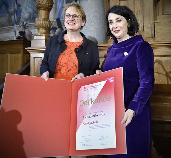Khadija Arib ontvangt de oorkonde