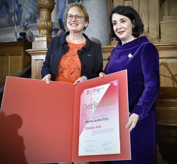 Khadija Arib ontvangt de oorkondeKhadija Arib receives the certificate